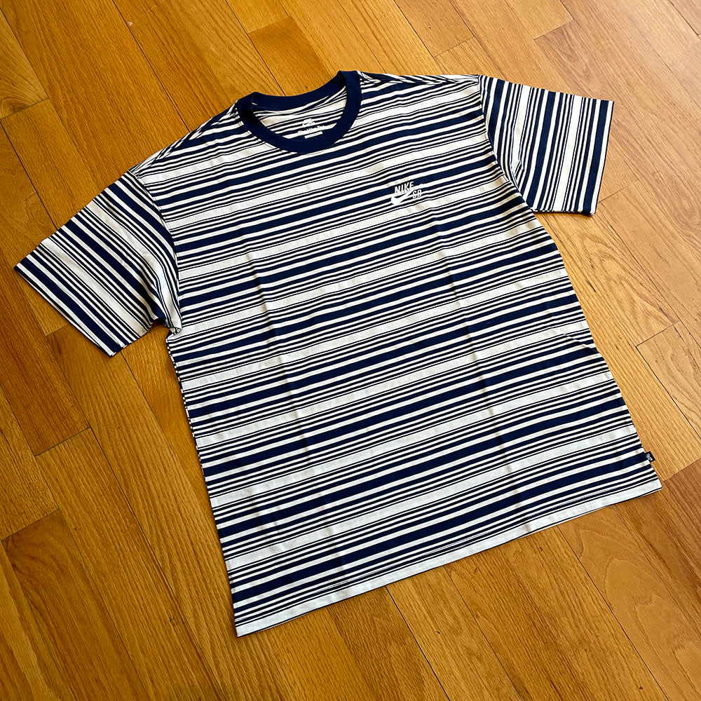 MAX90 STRIPED TEE  (MIDNIGHT NAVY)