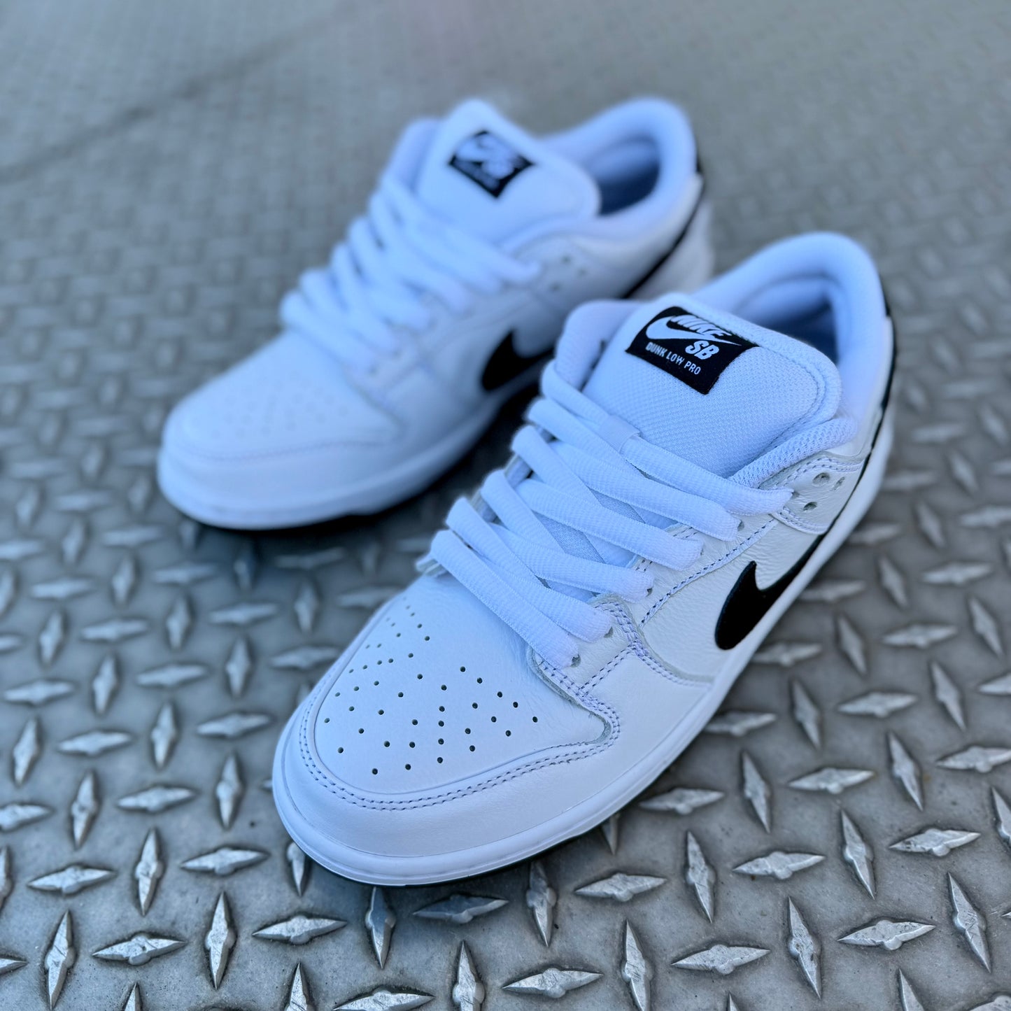 DUNK LOW PRO (WHITE/BLACK)