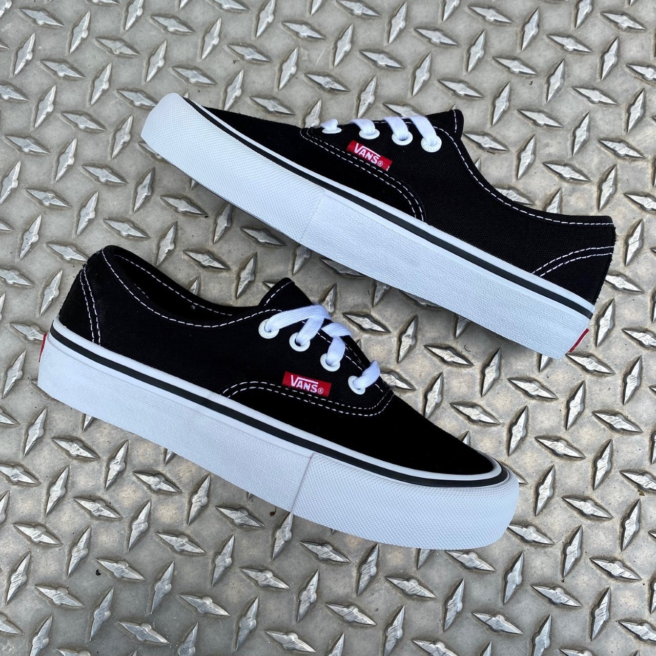 AUTHENTIC PRO (BLACK/TRUE WHITE)